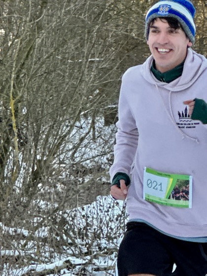 Běžkyně v růžové mikině na trati