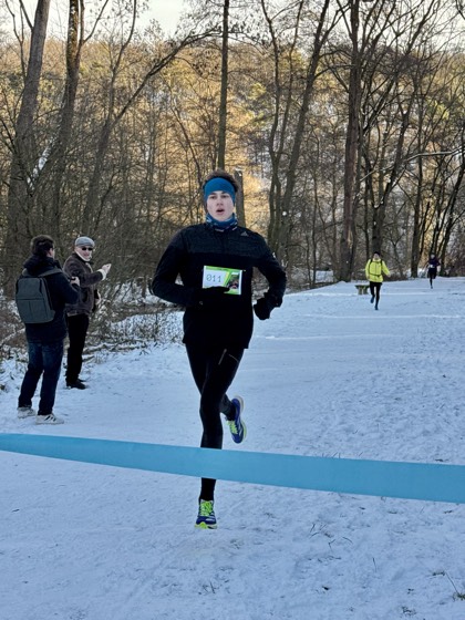 Běžec protíná cílovou pásku