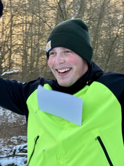 Usměvavý běžec v reflexní vestě
